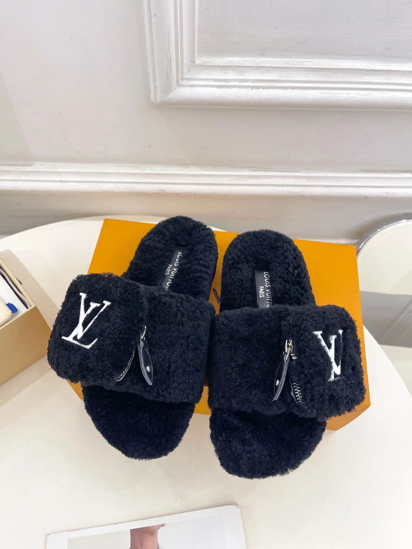 👟👟Ex-factory price 480👟👟 | Louis Vuitton 25𝐬𝐬 🧡💚2025 spring and summer new style top version⚠️ The counter features the latest LV wallet fur slippers, new hard goods🆕 ❥BS purchasing level! Full of high-end feel! A popular model among bloggers at home and abroad, it’s retro and fashionable and looks amazing on your feet! Mainly recommended model on the official website★ ━━━━━ ЅᏇєєt ━━━━━ ▪️Upper: Original custom-made wool ▪️Lining: imported goat hair lining ▪️Outsole: Original custom-made non-slip outsole ▪️Heel height: flat ▪️Shoe size: 35-39 (40.41.42 customization is not returnable)